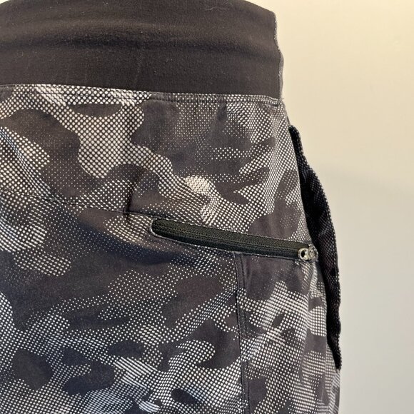 Lululemon Men's Black White Camo T.H.E. Linerless 9" Short - Size Medium - Picture 3 of 5